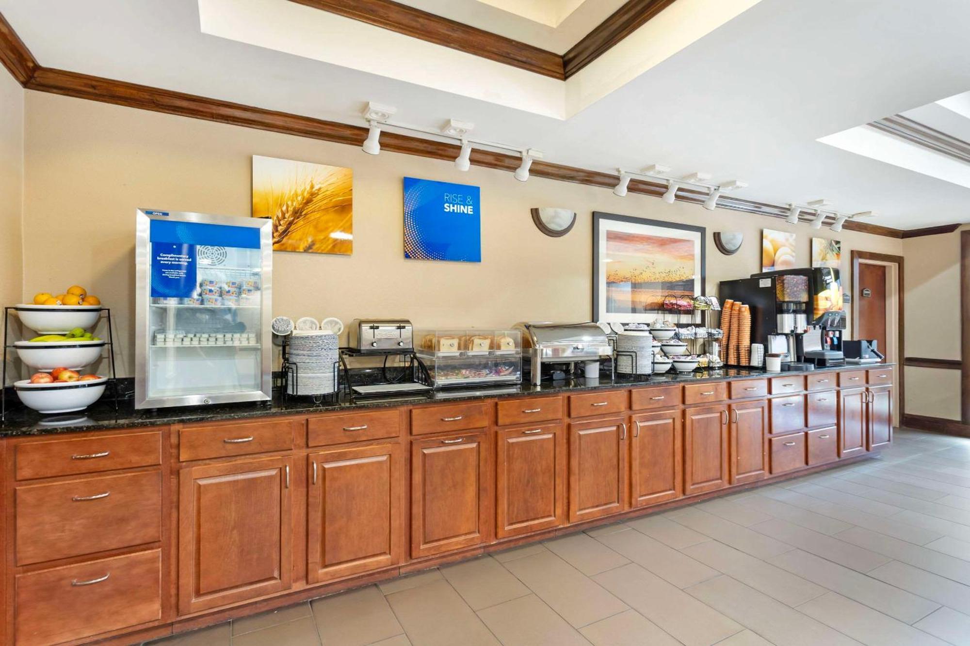 Comfort Inn & Suites Carneys Point Bagian luar foto