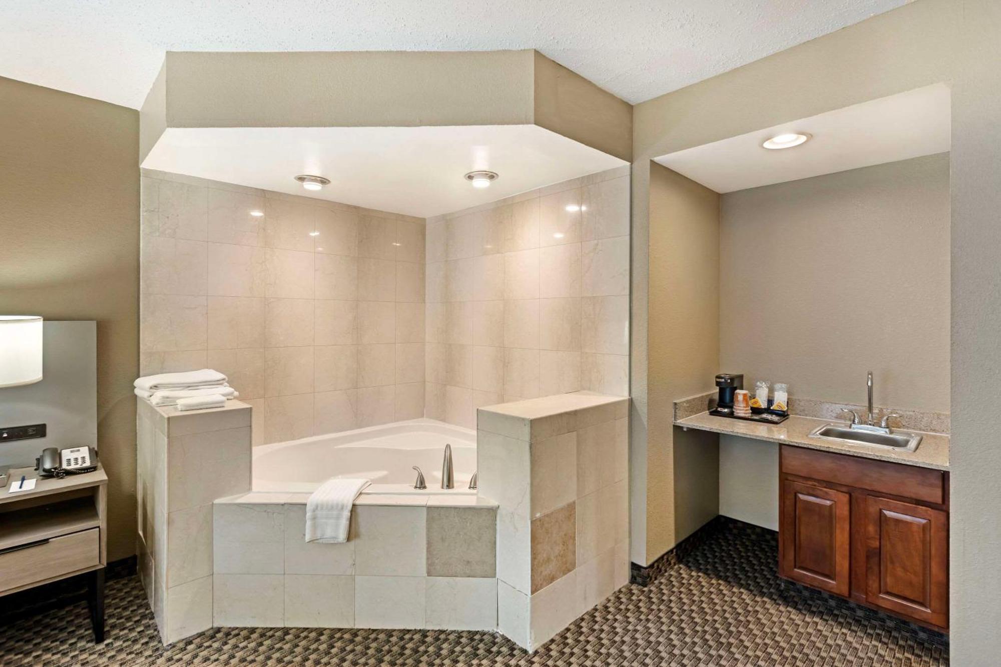 Comfort Inn & Suites Carneys Point Bagian luar foto